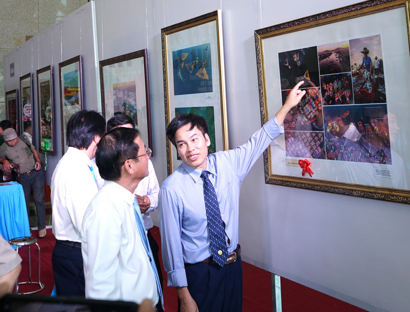 Ph&oacute; Chủ tịch Hội NSNA VN Hồ Sỹ Minh giới thiệu c&aacute;c t&aacute;c phẩm ảnh tại li&ecirc;n hoan